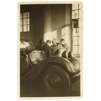 Saksalaiset sotilaat autotallissa tapahtuneessa korjaustyössä. Espenlaub militaria